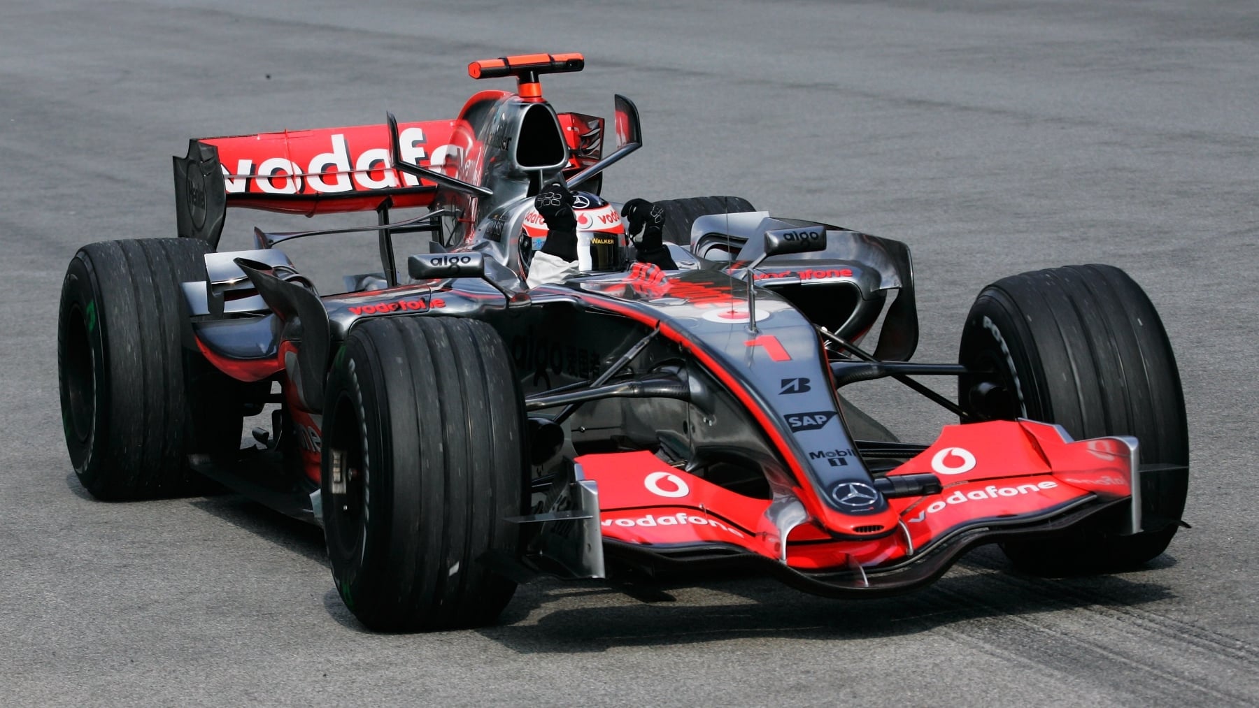 Fernando Alonso celebra su victoria en Malasia 2007 con McLaren, Sepang