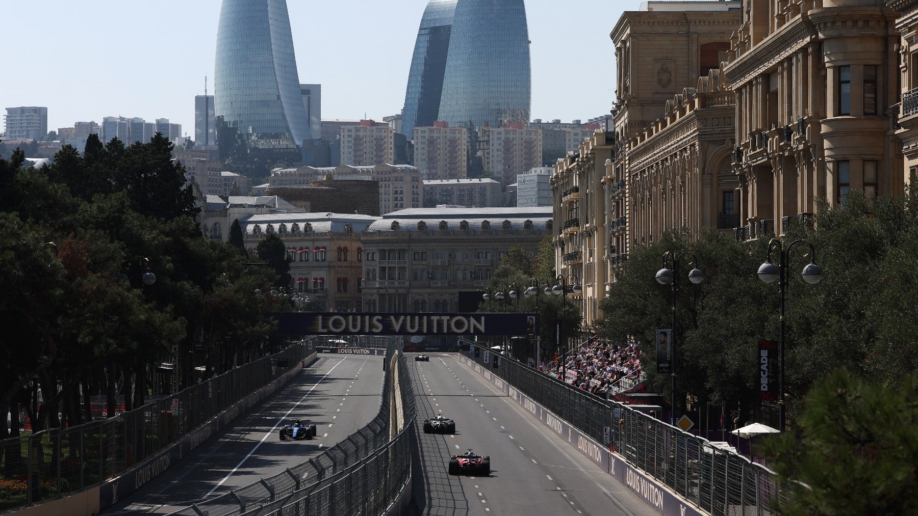 Russell lidera unos agitados Libres; alegría para Sainz y tristeza para Alonso