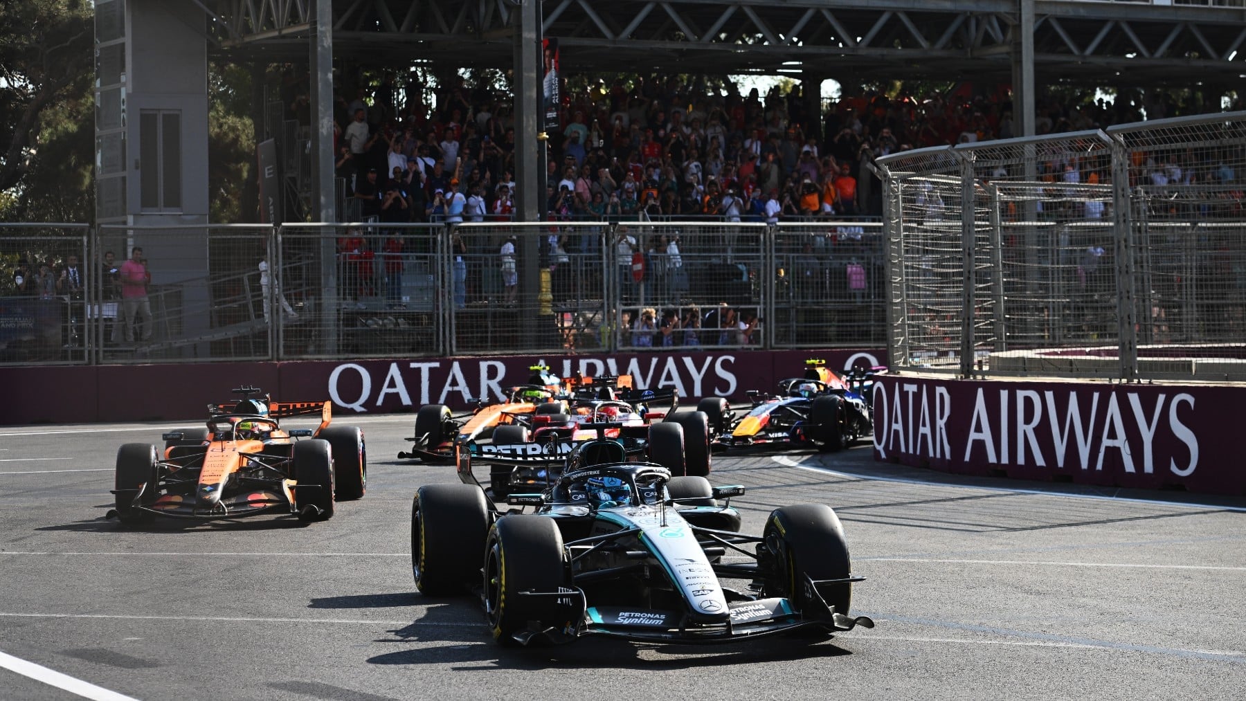 Russell gana por una décima; Sainz pesca un punto y Alonso tira la toalla