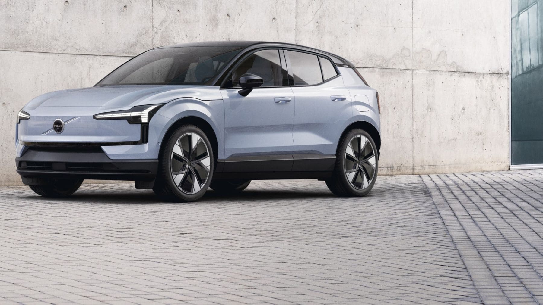 ¿Una cafetera en el campo de fútbol o una nevera en medio de la nada? El Volvo EX30 se convierte en un banco de energía móvil con su nueva actualización V2L, que permite usar la batería del coche para alimentar cualquier dispositivo de hasta 3 kW