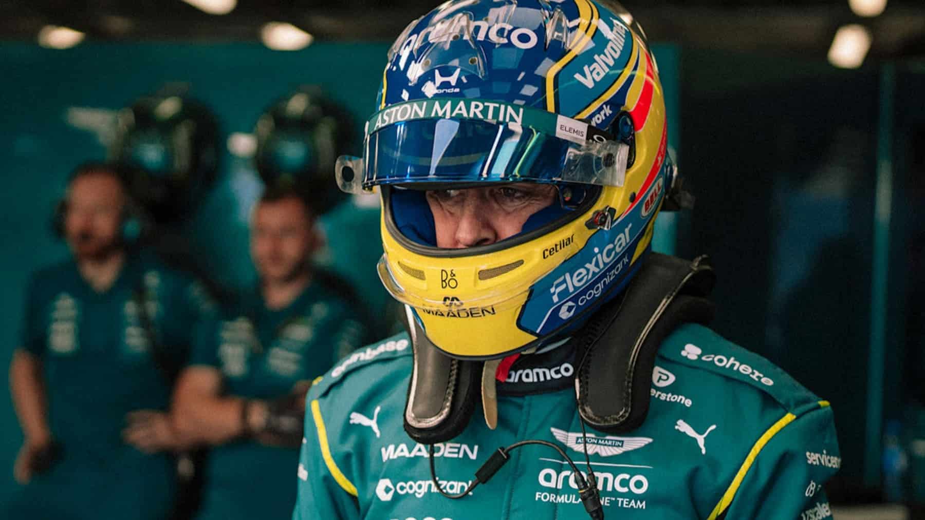 Fernando Alonso en el box de Aston Martin en Bakú 