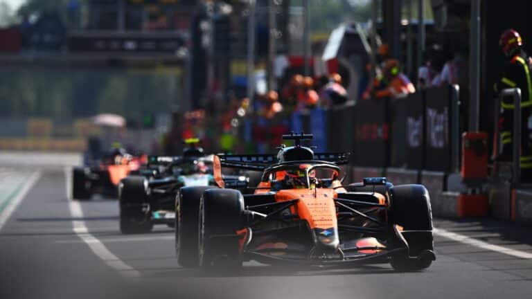 Los rebufos animan unos Libres 3 que lidera Russell; Sainz y Alonso, al fondo