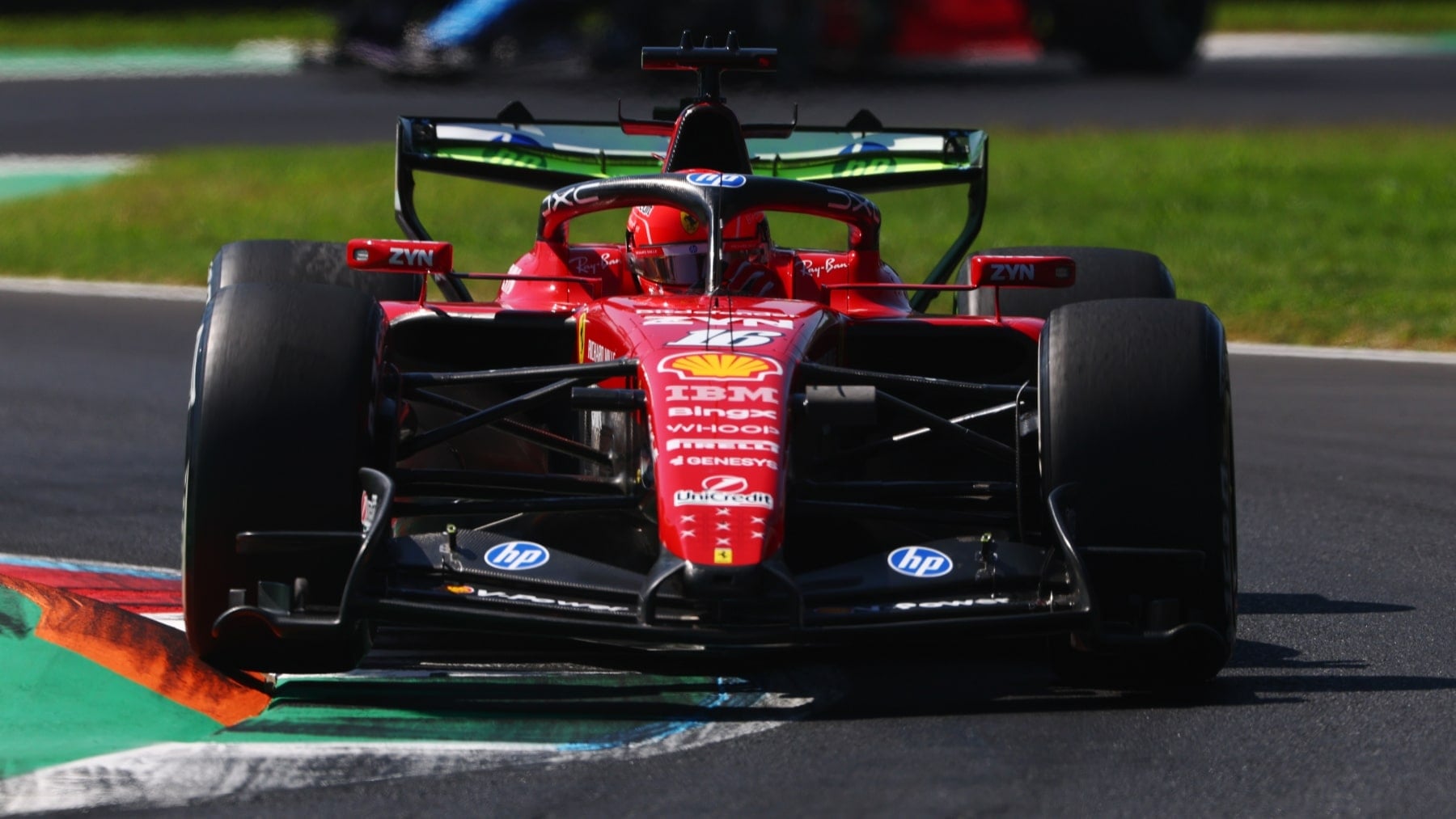 Leclerc pone a Ferrari primero en los Libres 1 de Monza; Alonso, 18º