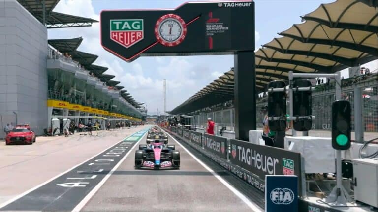 Alonso sorprende y Verstappen lidera en la vuelta de Sepang; Sainz sufre