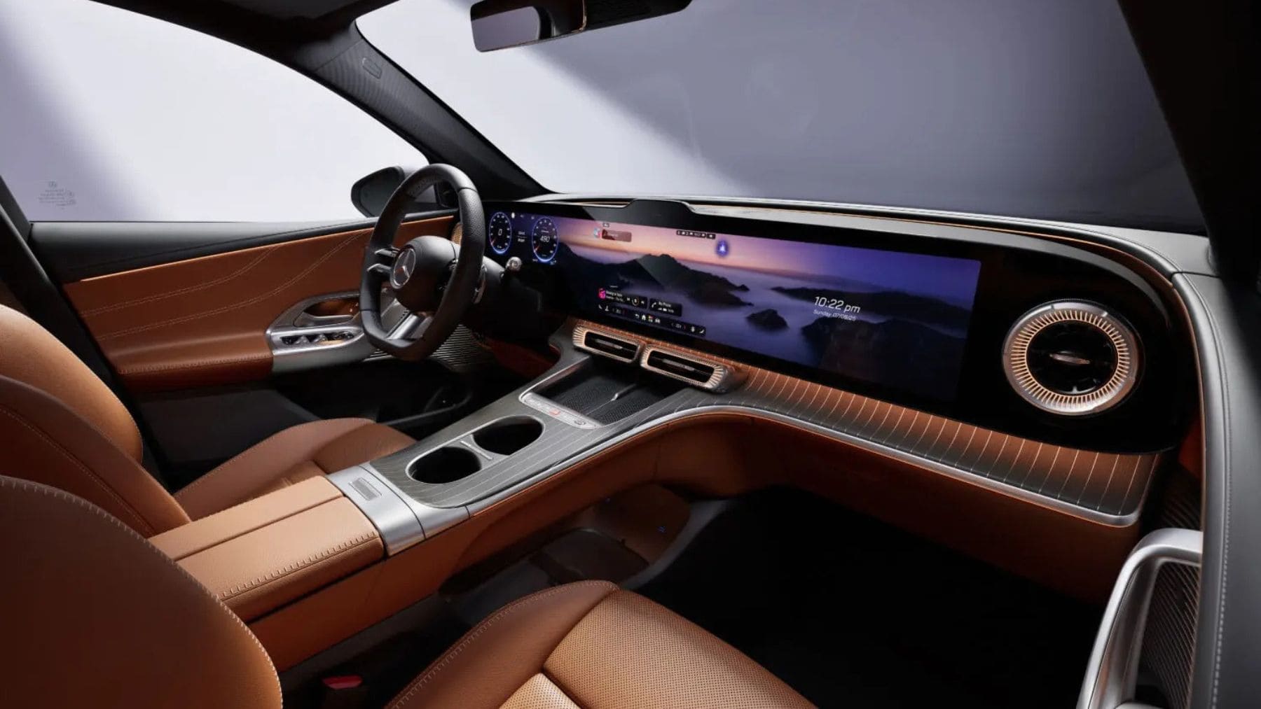 39,1 pulgadas en una sola pantalla, MB.OS con voz que distingue quién habla y un techo con 162 estrellas: el Mercedes GLC 400 4Matic convierte el salpicadero en lienzo digital, pero la Hyperscreen va en un paquete de 6.300 euros