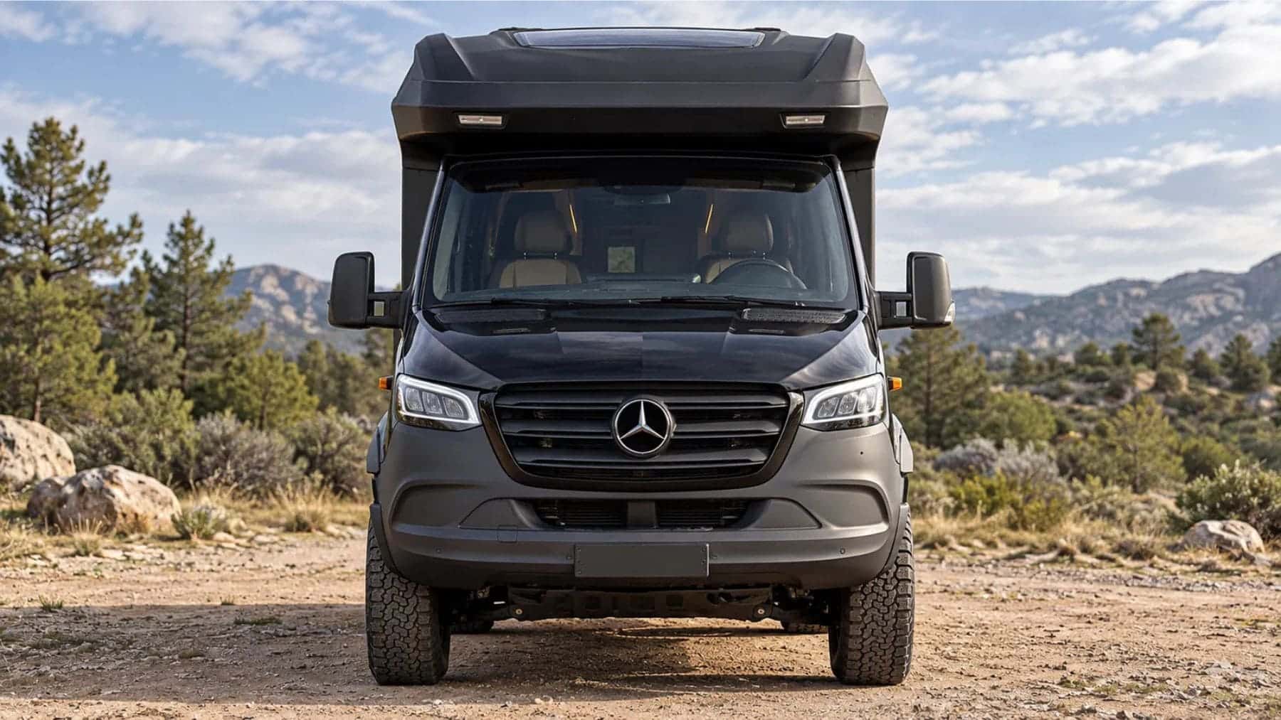 Aísla a -20 °C con carrocería sándwich de aluminio y XPS, suma 3.550 litros de almacenamiento y arranca en 179.999 euros: la Mercedes Sprinter transformada que copia la técnica del carrozado isotermo pero se vende como camper de ocio, no como herramienta de reparto