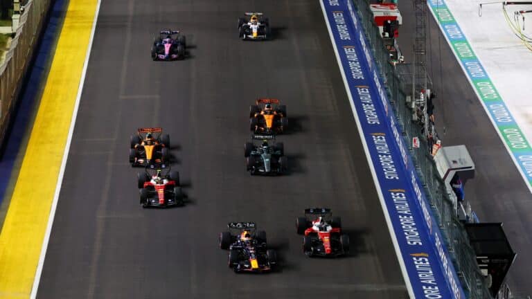 Verstappen domina como quiere; Sainz, 14º, y Alonso, 16º