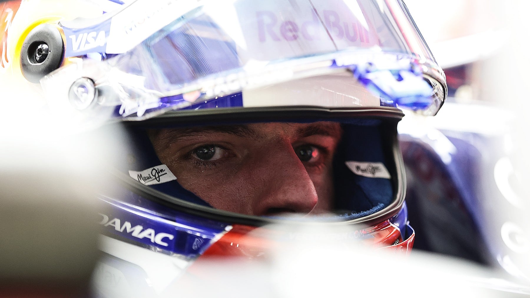Verstappen lo borda en Singapur; Alonso saldrá 15º y Sainz, último
