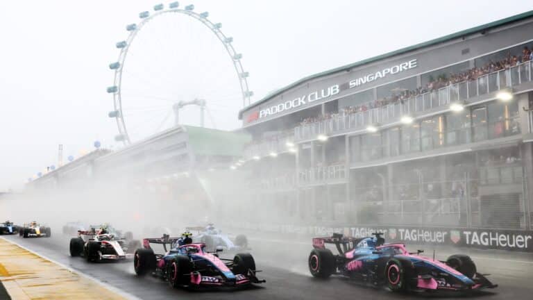 Verstappen gana entre lluvia y ocho abandonos; Alonso y Sainz, impotentes