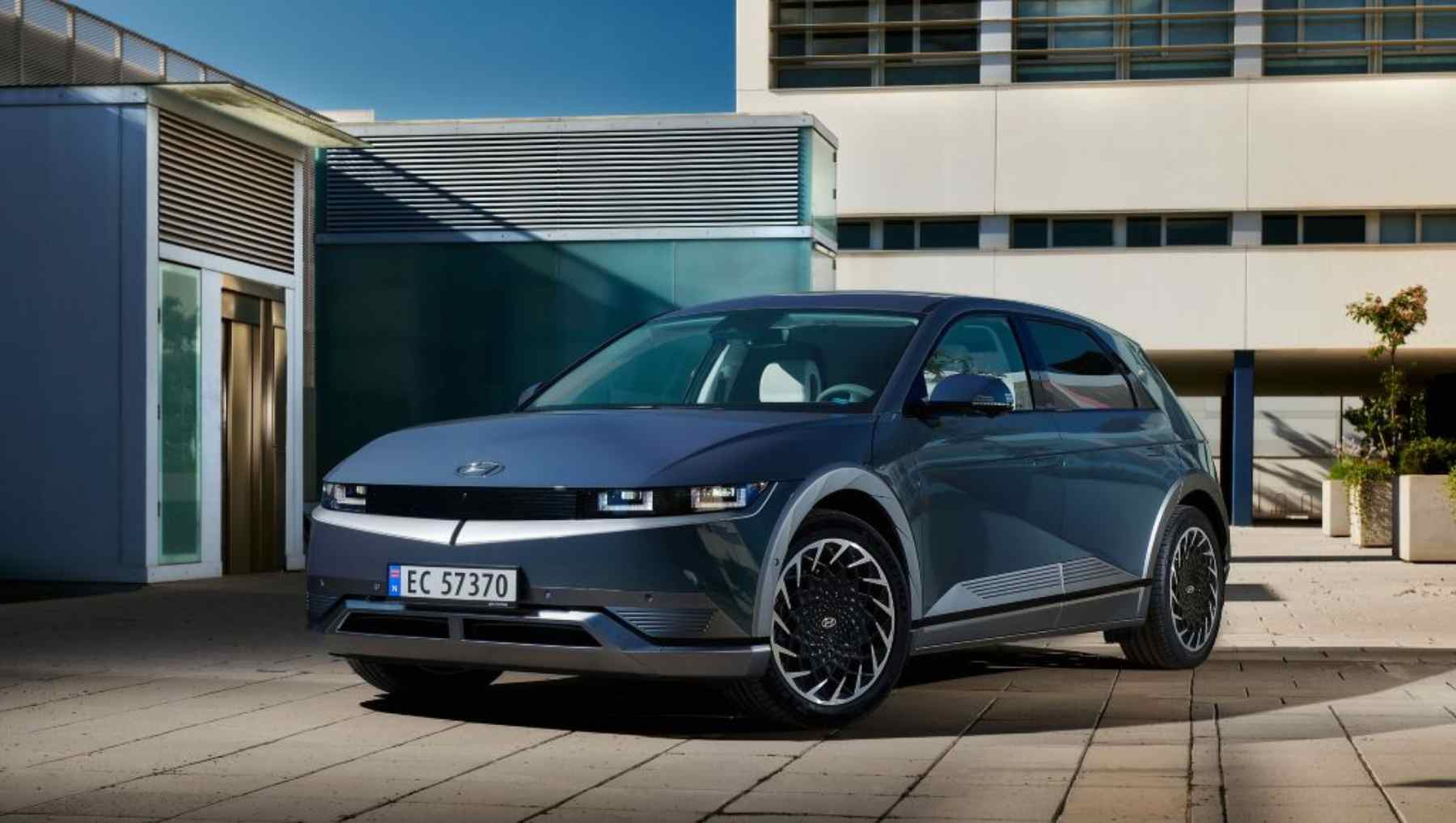 Hyundai has the new “anti-Tesla” for America: 320 hp, 318 miles— and a $10,000 discount that isn’t what it seems