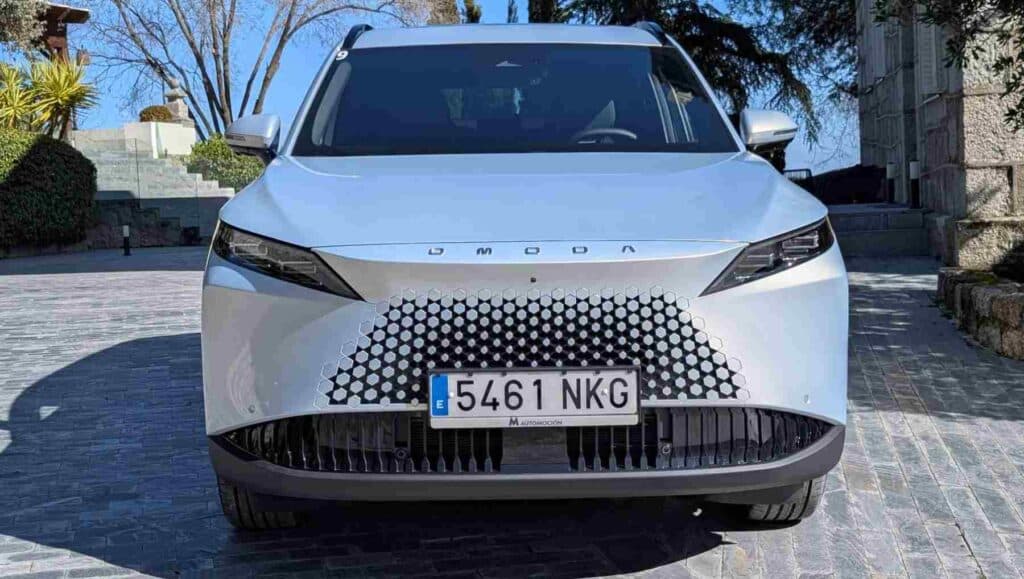 A front view of a silver OMODA 7 SHS Chinese-Hybrid