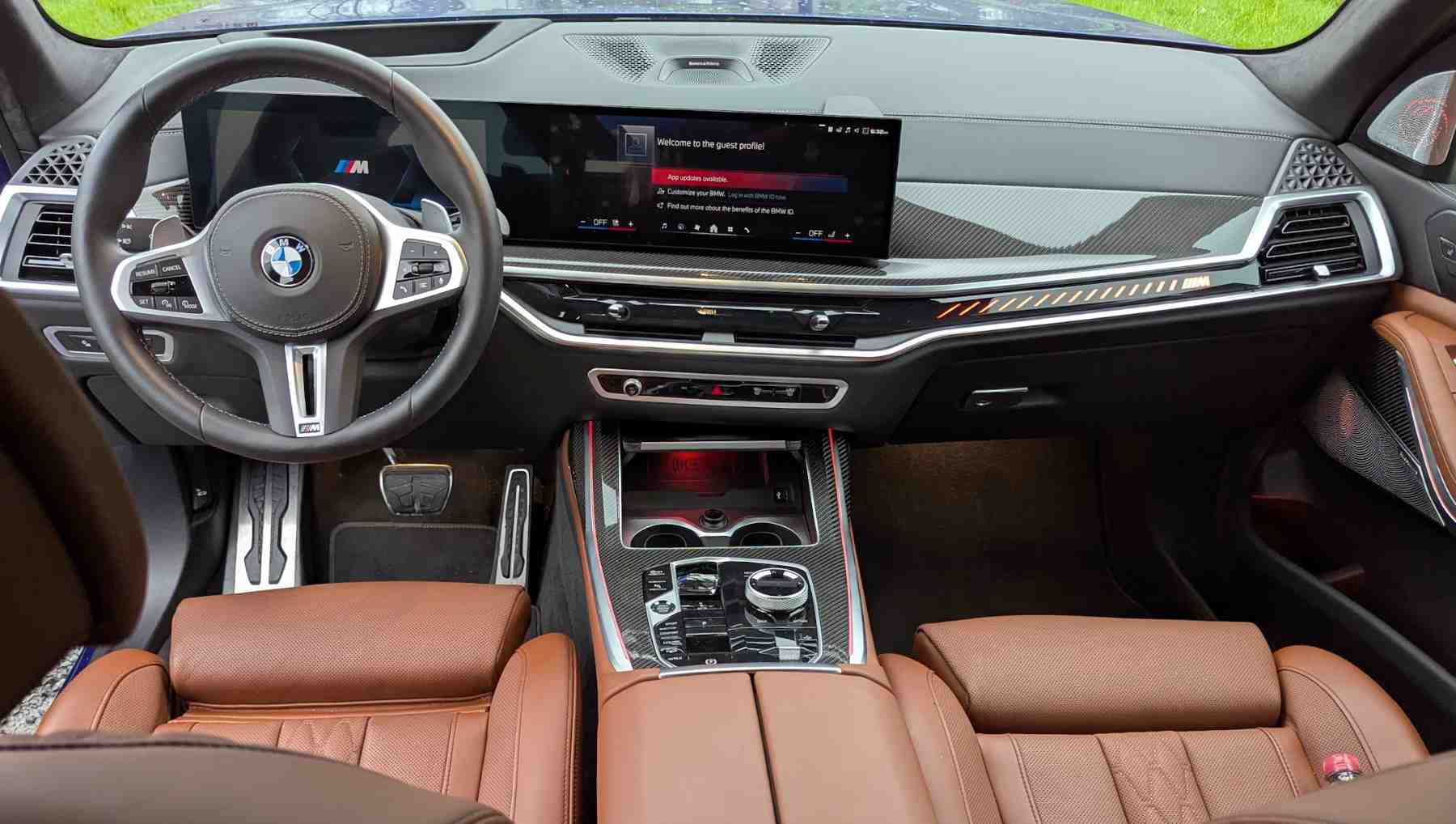 The brown leather interior of a BMW X7 M60i