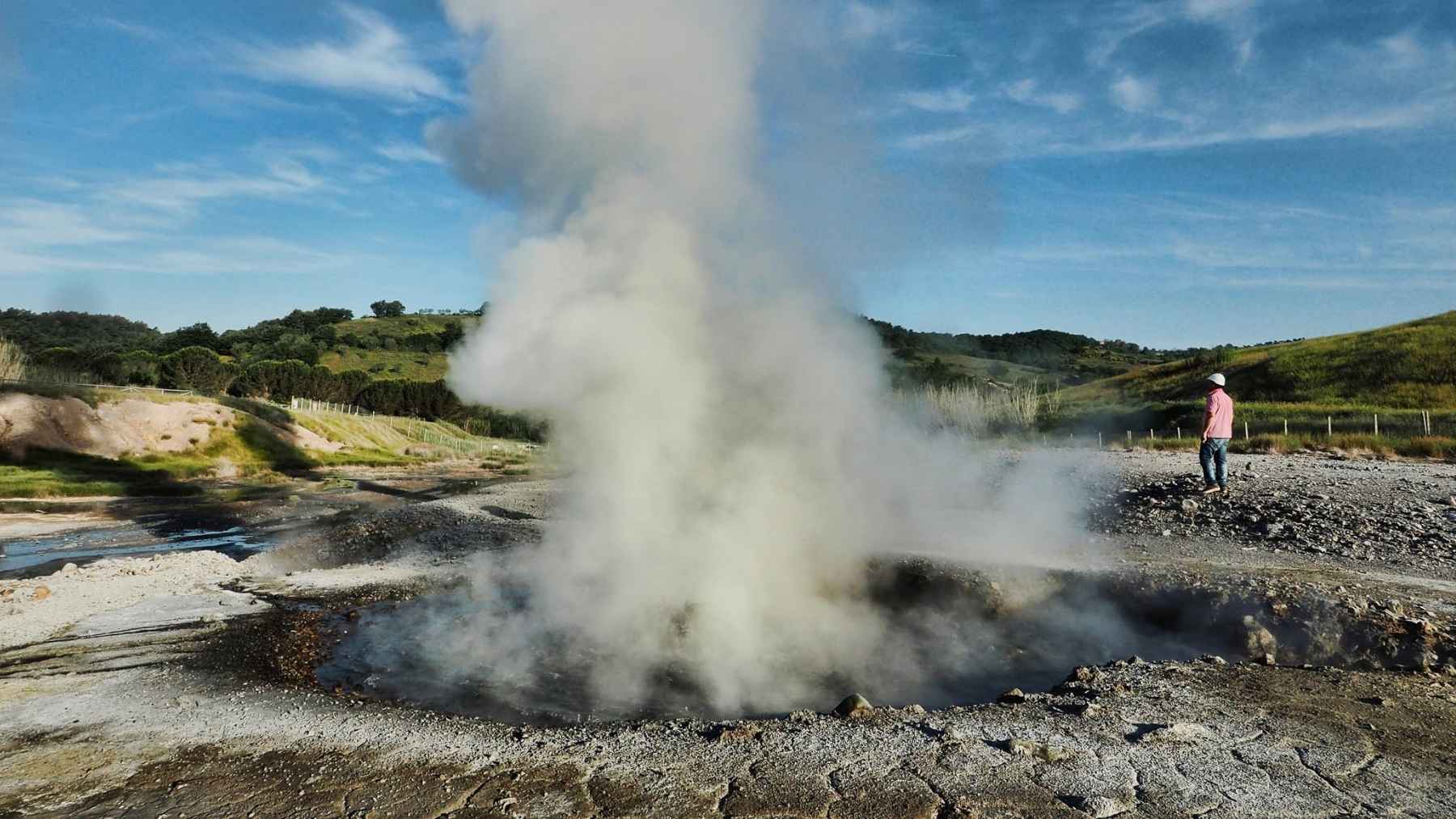 Scientists just mapped a magma reservoir the size of Yellowstone’s sitting under the vineyards of Tuscany, about 6,000 cubic kilometers of it a few miles down, except it threatens no one and has quietly run the world’s oldest geothermal power plant since 1913