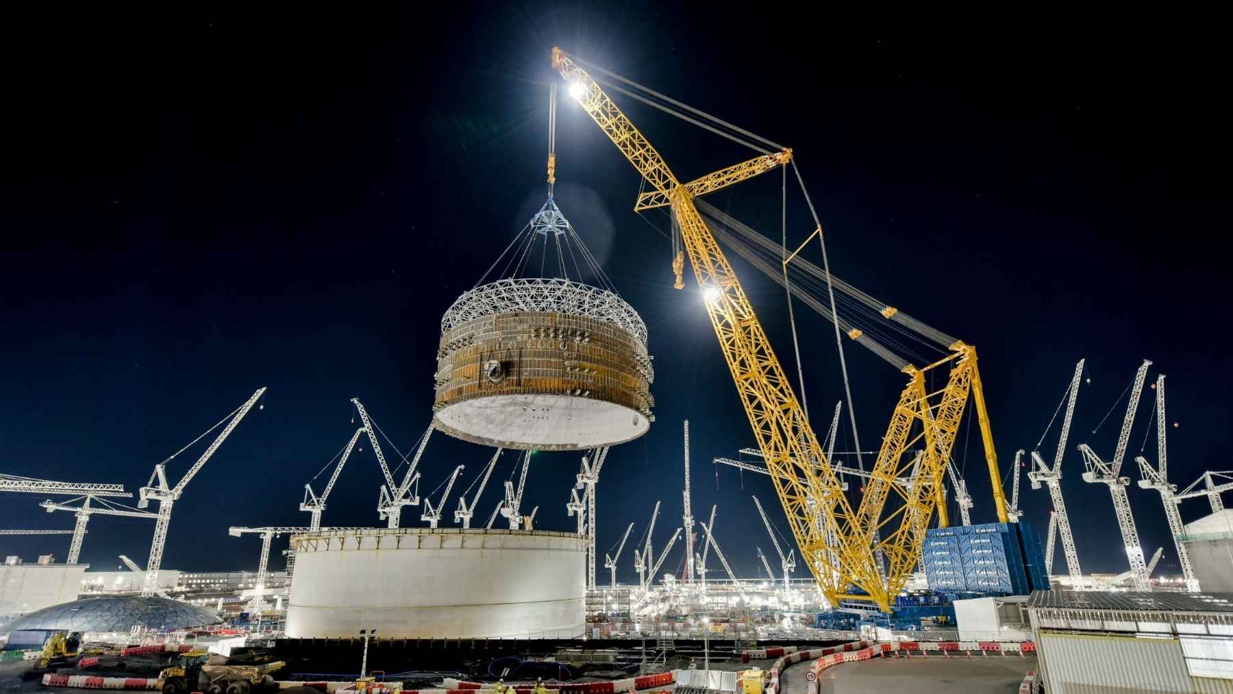 Britain just lowered a 551-ton reactor into place with the largest crane on Earth, and it’s already forging the same giant steel in France for a near-identical copy plant next door, betting the second one lands 20 percent cheaper than the first