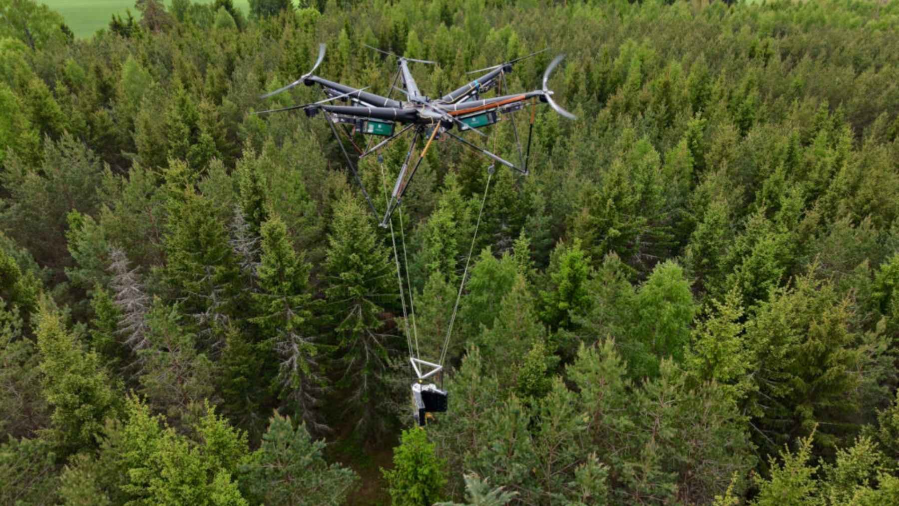A Swedish drone just did a lumberjack’s job with nobody at the controls: it flew to the tree, picked the right one, stripped its branches, cut it and carried the trunk away, the world’s first autonomous tree harvest