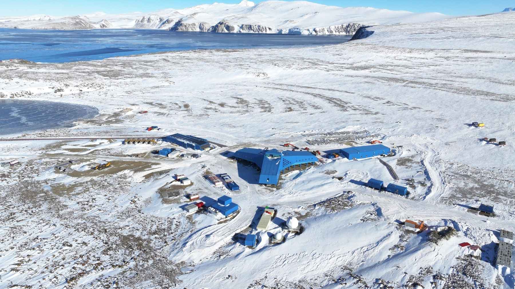 Hyundai just signed on to run South Korea’s Antarctic bases on green hydrogen instead of diesel, banking summer sunlight as hydrogen to burn through a winter night that lasts months, with no cable and no pipeline anywhere