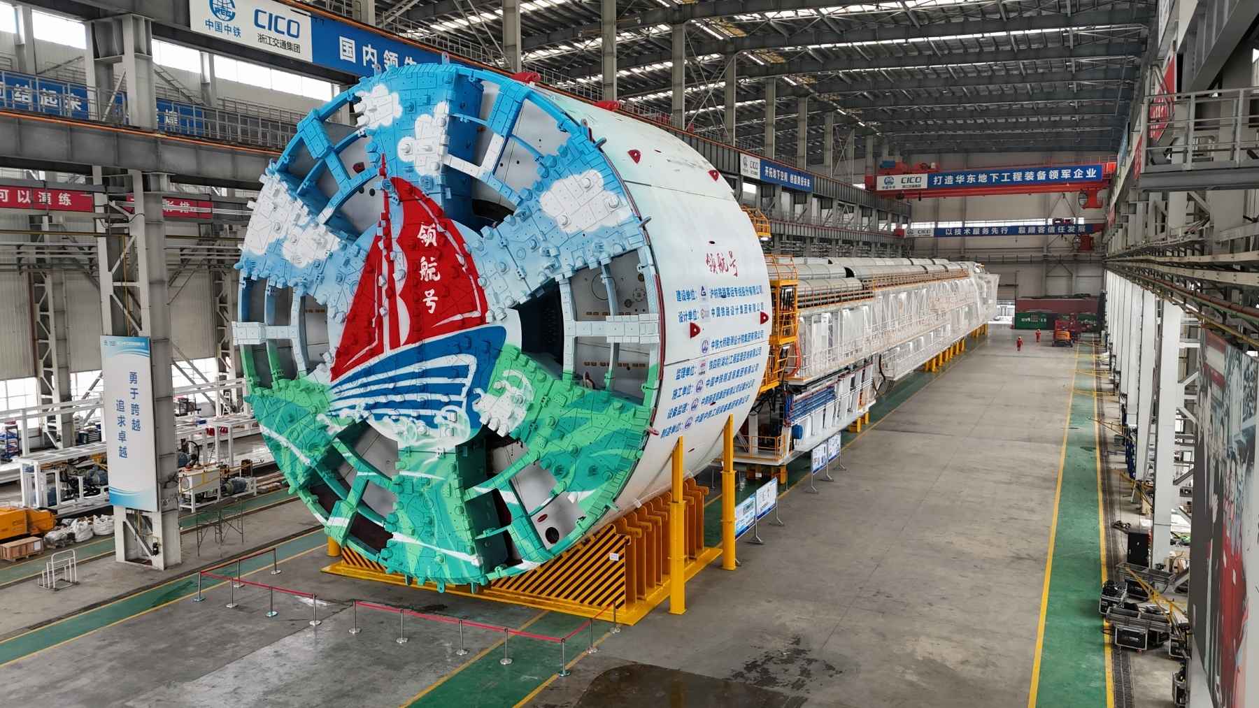 A 4,000-ton Chinese machine with a cutting wheel the size of a five-story building just bored 11,182 meters under the Yangtze without stopping, guided from the surface so trains can cross the river at 350 km/h and never slow down