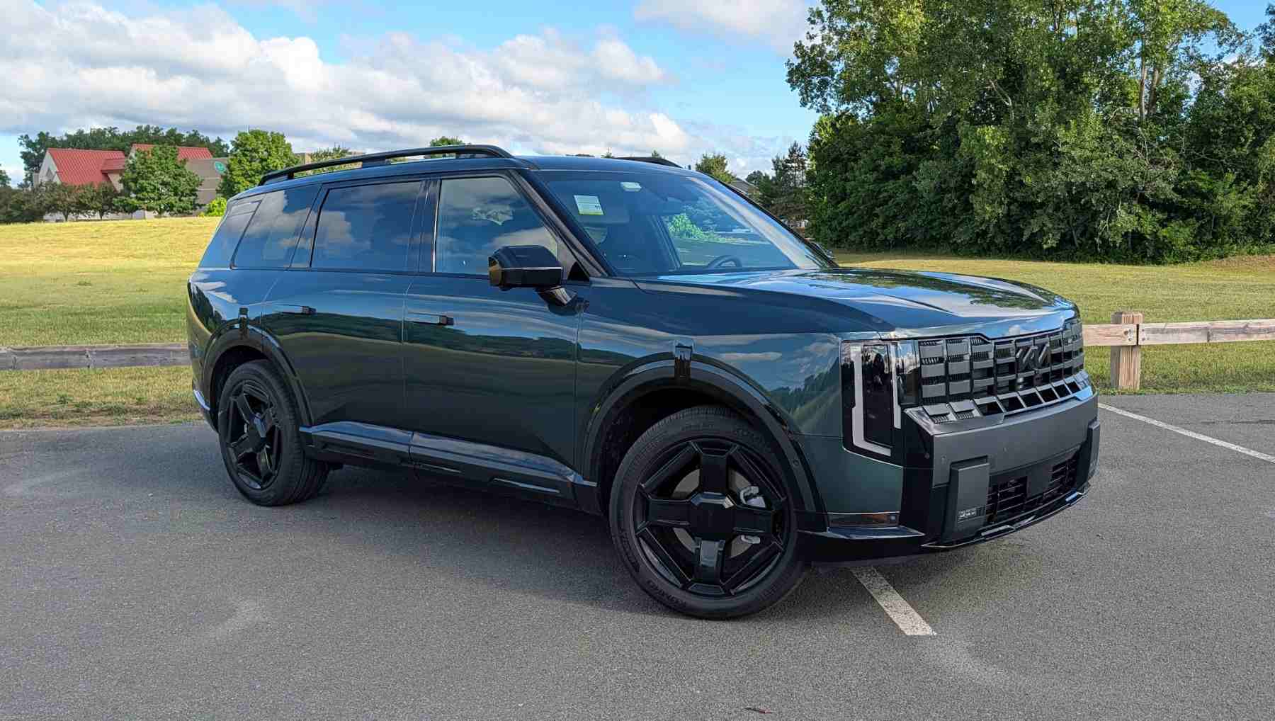 Front 3/4 view of a 2027 Kia Telluride