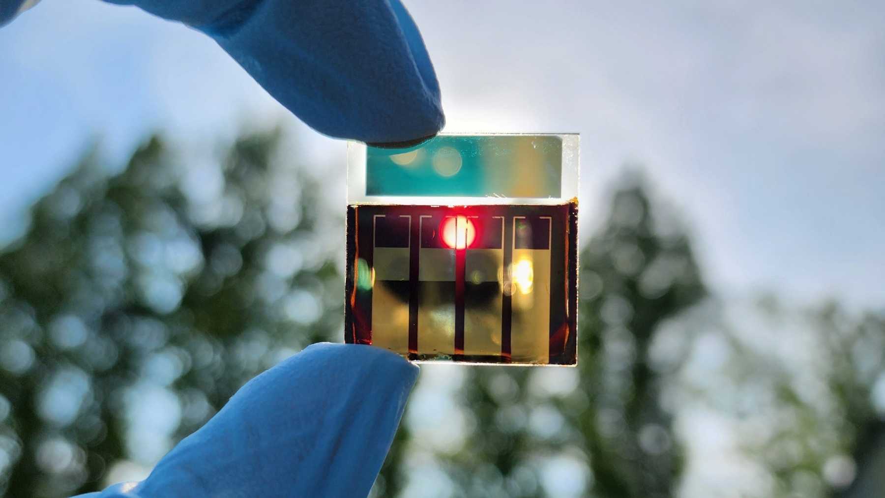 A pane of glass 30 centimeters square, with a gold electrode eight nanometers thick and an absorbing layer 500 times thinner than a hair, put out a little over 7 watts in noon sunshine, and the 22 percent figure that went round the world came from a smaller cell under a lamp