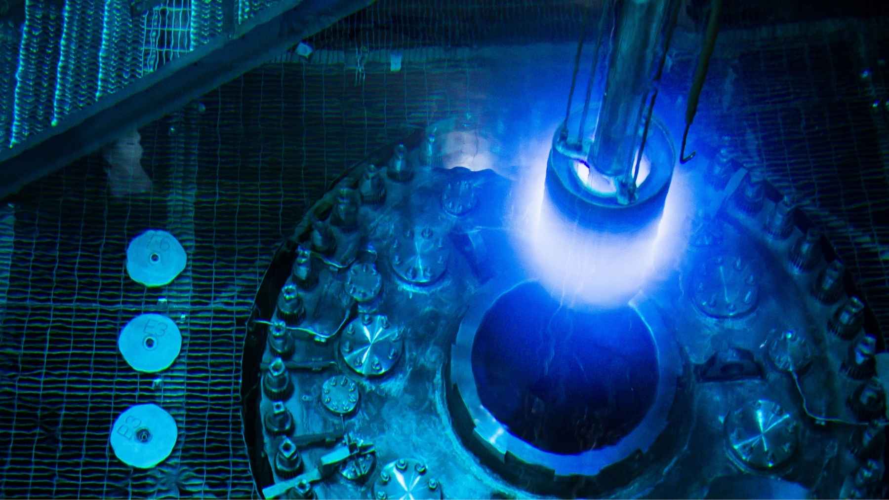 A californium wire under a tenth of an inch thick, rolled out on a jeweler’s mill, is what wakes up a new American reactor, and a microgram of it throws 2.3 million neutrons a second. One lab makes all of it, and one swapped molecule just halved the cleanup