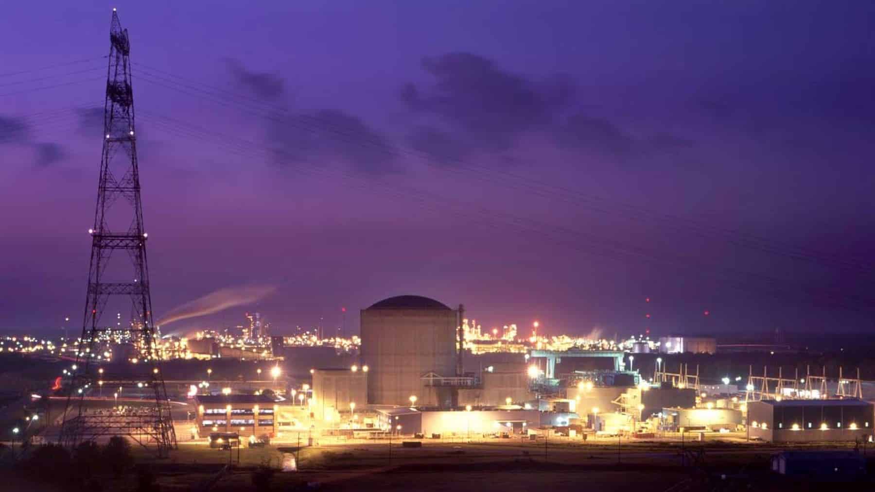 A 1,152-megawatt reactor on the Mississippi shut itself down at 10:45 at night, hours before operators planned to shut it down by hand for refueling, when a turbine test tripped it, one electrical bus failed to switch over and an emergency diesel started on its own