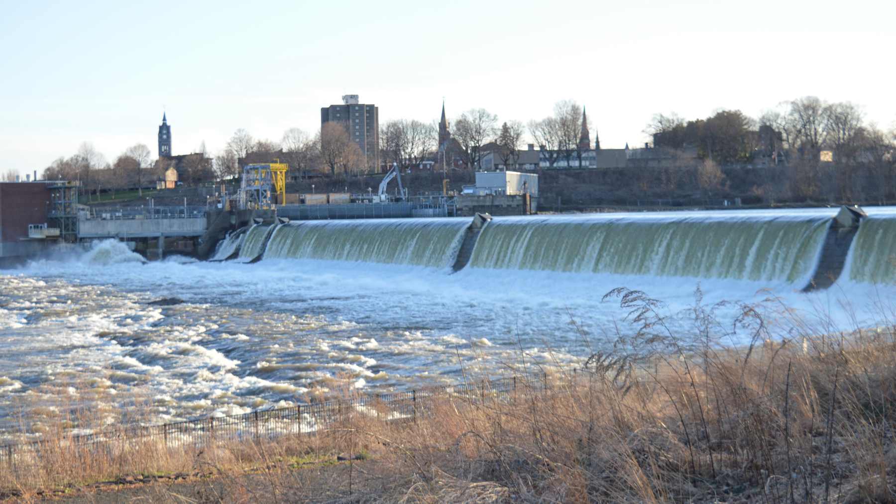A 30-foot dam on the Connecticut River gets its top 3.5 feet from five air-filled rubber bladders bolted along its crest, and after 25 years of pumping them up and letting them down with the river, a British company is bolting on new ones one span at a time, two of five done