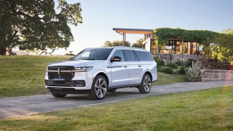 2025 Lincoln Navigator L Black Label in Crystal White, front three-quarter view