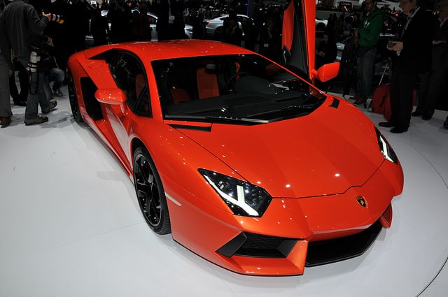 Se abre la puerta de la muralla para el Lamborghini Aventador LP 700-4