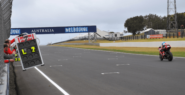 Carlos Checa y su Ducati lideran el crono al finalizar los test oficiales