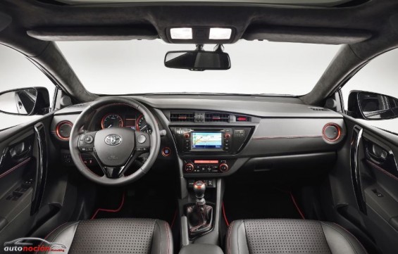 Auris Touring Sports Interior