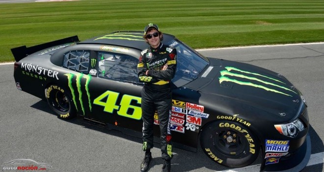 Rossi se sube al coche de NASCAR de Kyle Busch