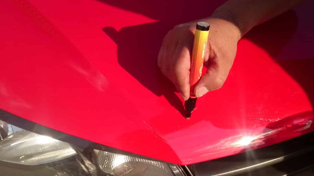 Los lápices para arañazos de coche pueden resultar útiles en muchas ocasiones