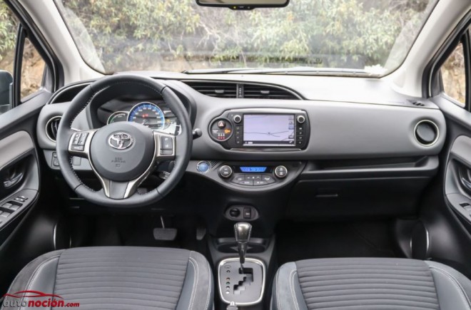 interior toyota yaris hybrid