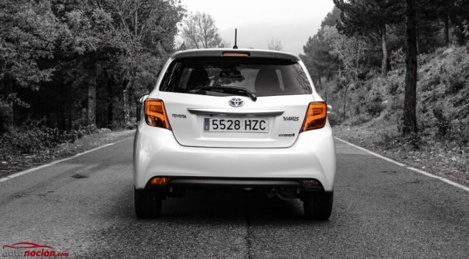 yaris hybrid blanco y negro