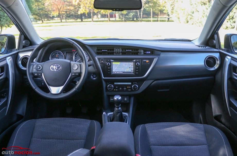 interior toyota auris touring sports