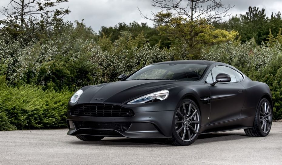 Se compra un Aston Martin personalizado y le regala otro a cada uno de sus amigos…