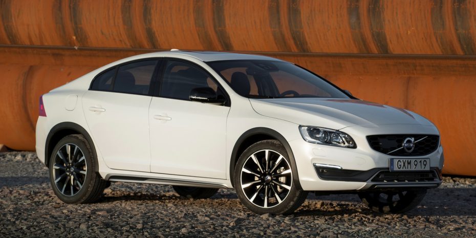 Nuevas imágenes del Volvo S60 Cross Country, esta vez con especificación europea: Precios y detalles para España