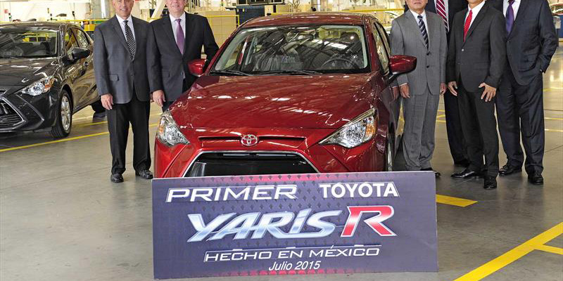 Toyota presenta en México el Yaris R, un Mazda2 Sedán con otro logo: Será gemelo también del Scion iA