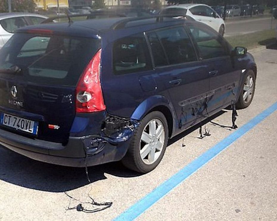 Ojo a este Renault Mégane derritiéndose al sol: ¿Fake o baja calidad de plásticos?