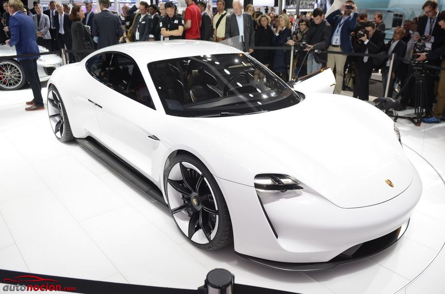 El sistema de 800 voltios, los 600 CV y los 500 km de autonomía del Porsche Mission E, deslumbran a los asistentes