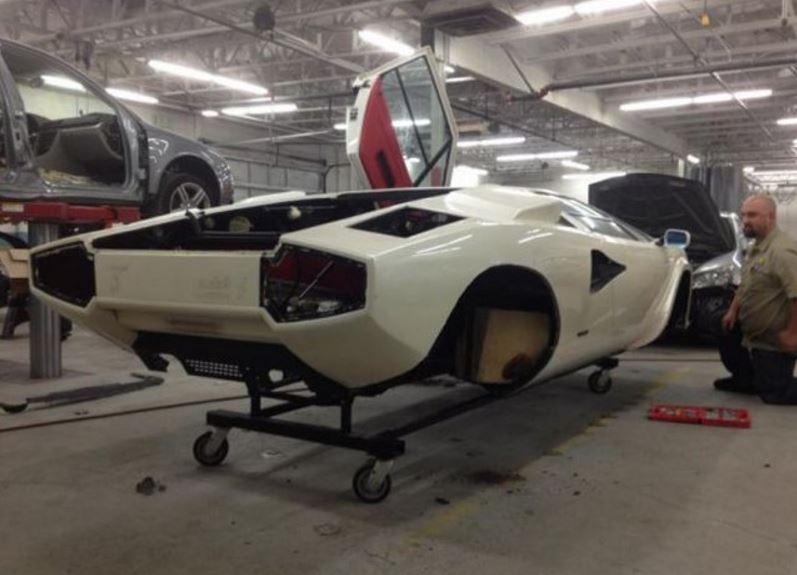 La restauración de una unidad del mítico Lamborghini Countach documentada paso a paso: ¡Maldito dinero!