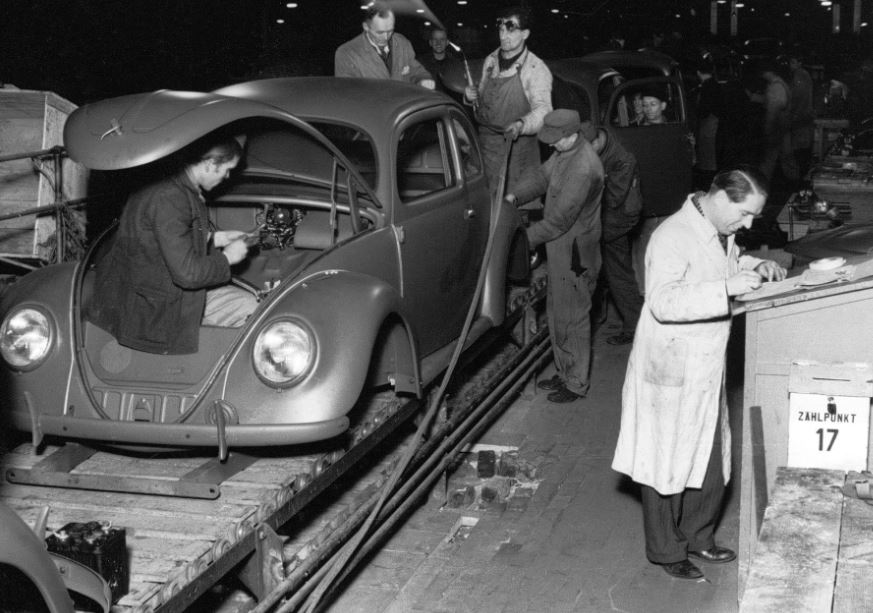  El primer Volkswagen Beetle salió de Wolfsburg hace más de   años  La producción en masa del icono