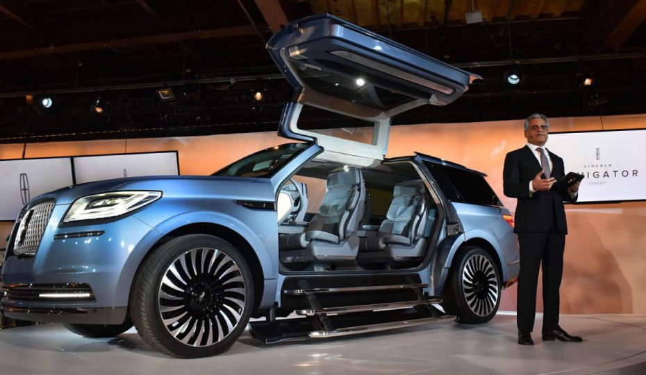 Ojo a este Lincoln Navigator con puertas de ‘alas de gaviota’ ¡Estos americanos se han vuelto locos!