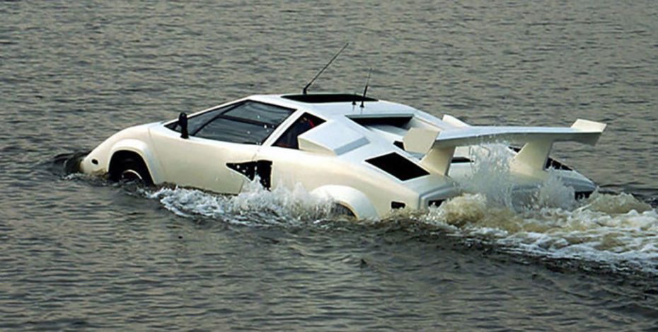 Si no te gusta el Lotus submarino de 007, échale un ojo a este Lamborghini Countach anfibio