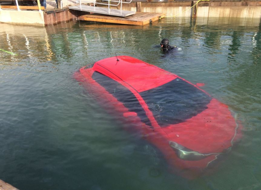 ¿Acabar en el fondo de un lago por hacerle caso a un GPS?, ¿¡De verdad hay gente así?!