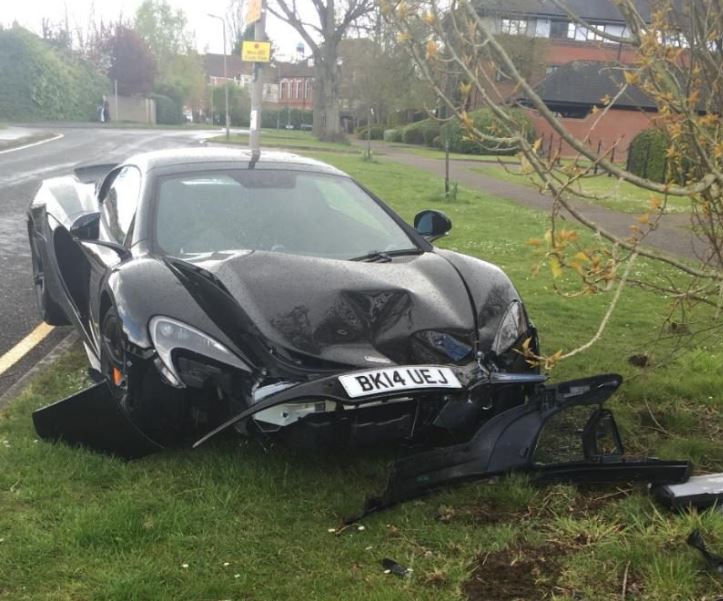 Nuevo récord: Destroza un coche de más de 200.000 euros 10 minutos después de comprarlo…