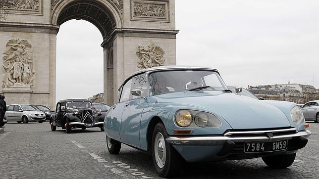 París prohíbe el acceso a la ciudad a los coches más viejos pero, ¿qué hay de los clásicos?