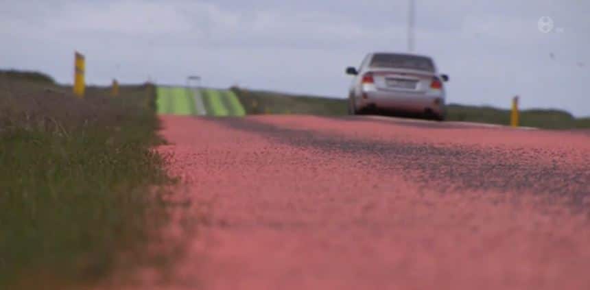 ¿Carreteras de colores?: Sí, atento porque podría evitar los atropellos de animales…