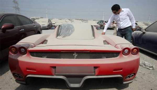 ¡Qué dolor! Atento a los cientos de coches de lujo abandonados que puedes encontrar en las calles de Dubai