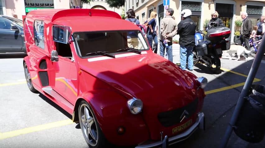 [Vídeo] ¿Un Citroën 2CV Fourgonette con el chasis y el motor V8 de un Ferrari 355? ¡Mamma Mía!